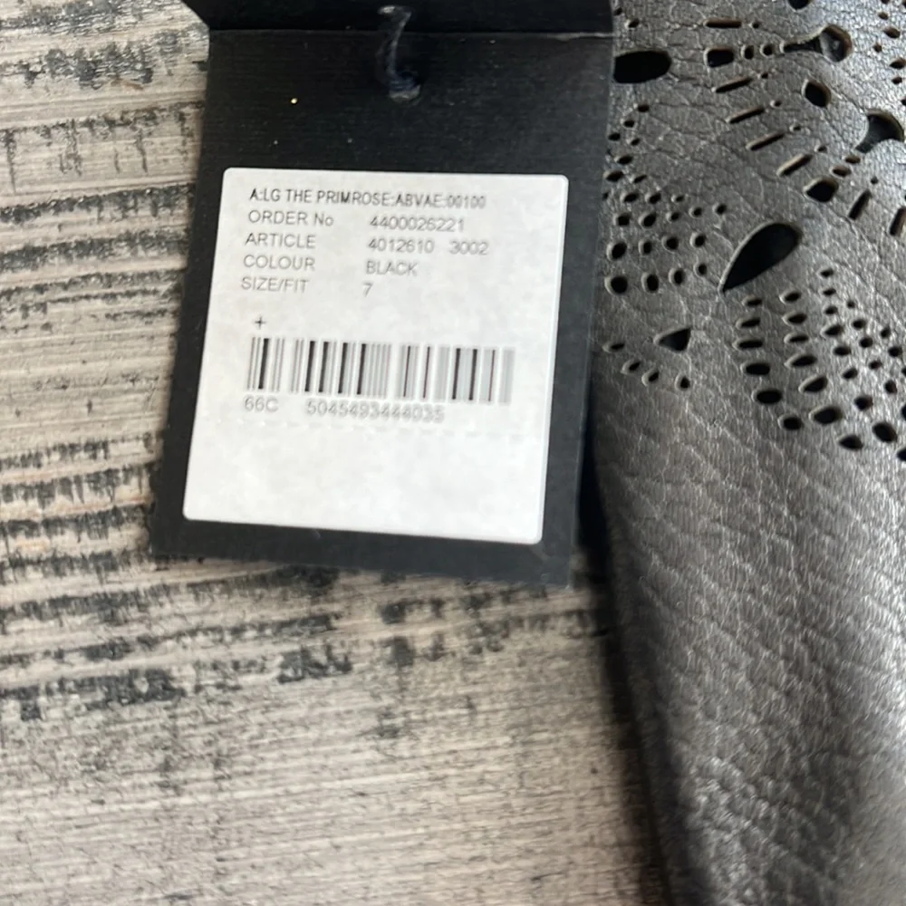 Burberry Leather Primrose gloves - Picture 11 of 17